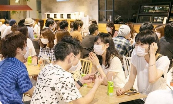 일본의 한 중개업체가 기획한 ‘마스크 데이트’의 모습/사진=재팬 트렌즈