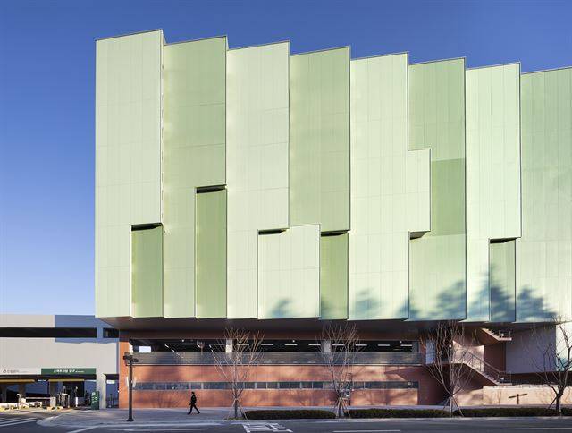 엠파크 허브 입면. 서쪽에서 직접적으로 햇빛이 들어오는 걸 막아 준다. 사진=남궁선