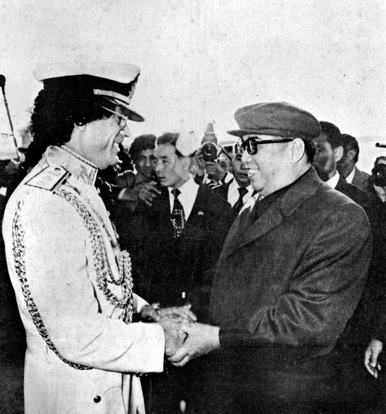 리비아 최고지도자 무아마르 카다피 (왼쪽) 가 1982년 10월 평양에 도착해 김일성 주석과 악수하고 있다 . [ 사진 노동신문 ]