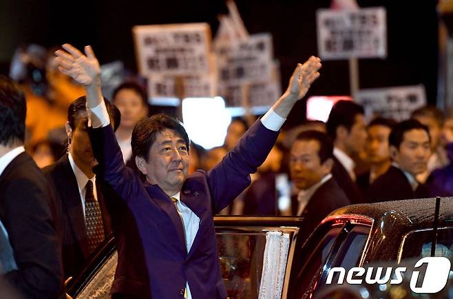 일본 자민당(자유민주당) 총재인 아베 신조 총리가 21일 오후 도쿄에서 중의원(하원) 의원 선거 지원유세를 마치고 지지자들을 향해 손을 흔들고 있다. © AFP=뉴스1