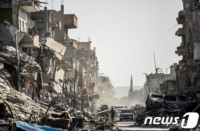 2014년부터 3년동안 이슬람국가(IS)의 지배를 받으며 초토화된 시리아 라카. © AFP=뉴스1
