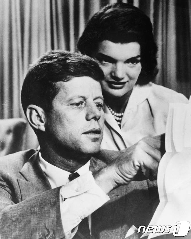 존 F. 케네디 전 미국 대통령(왼쪽)과 부인 재클린 (자료사진) © AFP=뉴스1