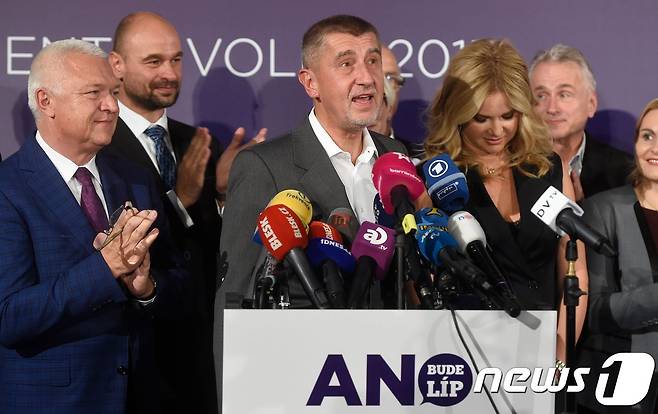 안드레이 바비스 체코 긍정당 대표(가운데)가 21일(현지시간) 기자회견을 열어 긍정당의 총선 승리를 선언하고 있다. © AFP=뉴스1