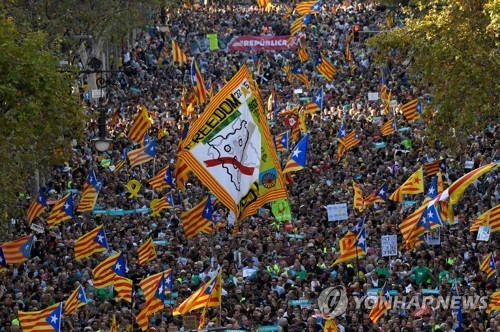 21일 바르셀로나에서 카탈루냐 고유의 깃발을 흔들며 저항에 나선 시위대.[AFP=연합뉴스]
