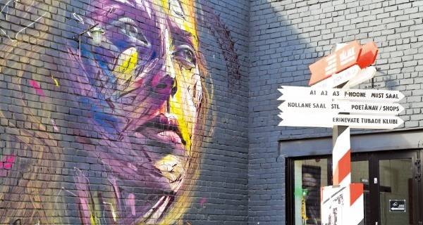 구시가와 전혀 다른 매력을 발산하는 크리에이티브 시티, 벽마다 그라피티가 그려져 있다.