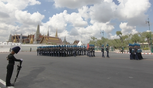 푸미폰 국왕 장례 행렬에 동참한 근위병들이 왕궁 앞을 지나 장례식장인 사남 루엉 광장으로 향하고 있다.