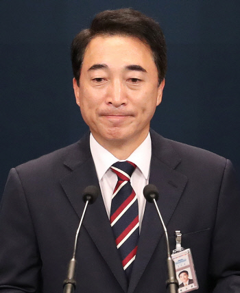 청와대 박수현 대변인이 22일 춘추관 브리핑룸에서 신고리 5·6호기 공론화 결과에 대한 문재인 대통령의 입장문을 발표하고 있다.