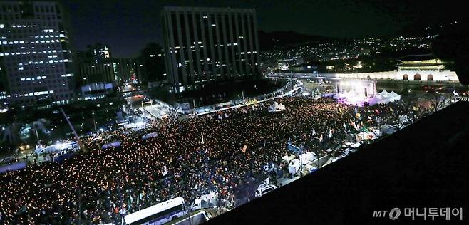 올해 2월11일 오후 서울 광화문 광장 일대에서 열린 제15차 촛불집회/사진=김휘선 기자