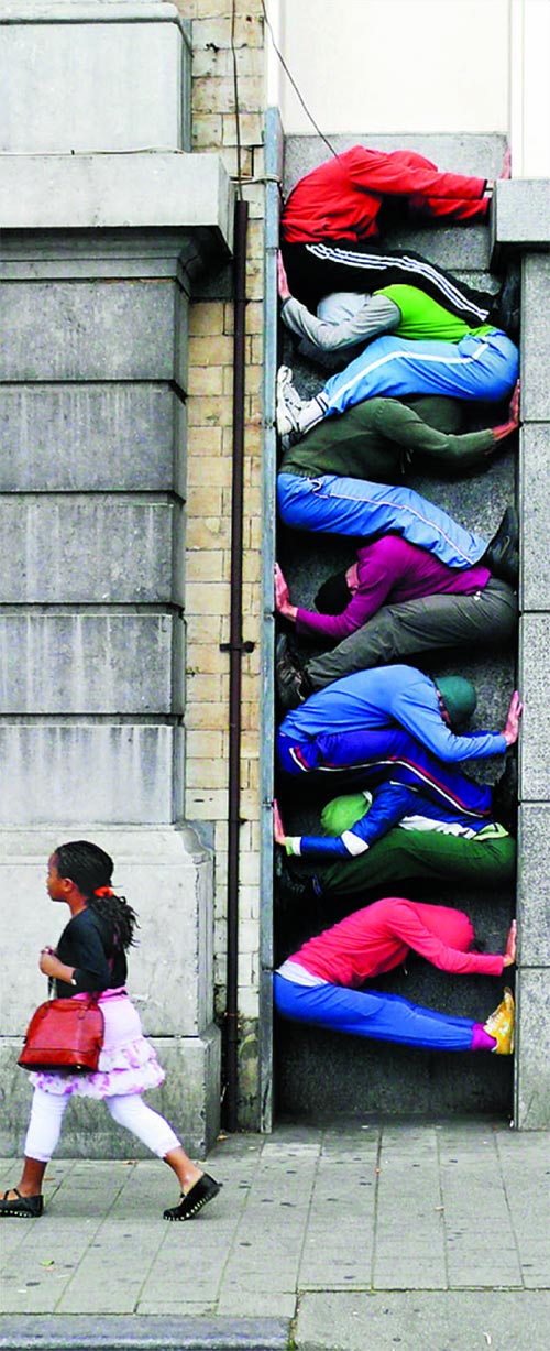 오스트리아 안무가인 빌리 도르너가 무용수들과 함께 뉴욕, 브뤼셀, 잘츠부르크 등 세계 각 도시를 돌며 시도한 행위 예술‘도시 공간 속 신체들’. 건물 틈새에 끼거나 거꾸로 매달리는 등, 눈이 아닌 몸으로 공간을 체험하는 흥미로운 시도로 주목받았다. /국립현대미술관