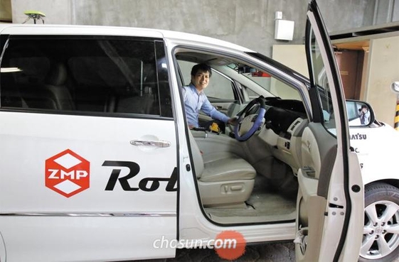일본의 자율 주행차 기술 기업 ZMP의 다니구치 히사시 대표가 자사의 무인 택시 ‘로보카’ 앞좌석에 앉아 있다./사진=성호철 기자
