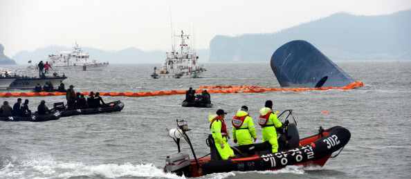 2014년 4월 17일 세월호가 침몰한 전남 진도군 조도면 병풍도 부근 사고 해상에서 해경과 해군 등이 실종자 수색작업을 벌이고 있다. 경향신문 자료사진