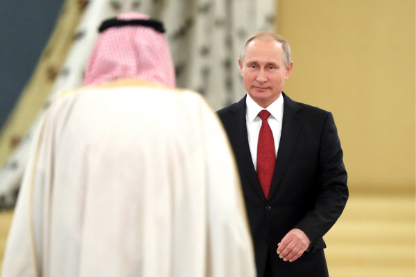 사우디아라비아 살만 국왕(왼쪽)과 블라디미르 푸틴 러시아 대통령이 지난 5일 모스크바 크렘린궁에서 정상회담을 하며 마주보고 있다. 살만 국왕은 러시아 무기 구매 의향을 밝히는 한편 시리아에서 커지고 있는 이란의 영향력에 대한 우려를 제기한 것으로 알려졌다.  모스크바 | 타스연합뉴스