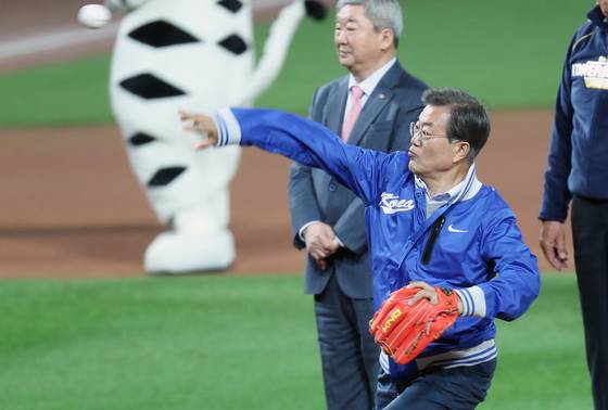 문재인 대통령이 광주 기아 챔피언스필드에서 열린 '2017 타이어뱅크 프로야구 포스트시즌' 한국시리즈 1차전 시구를 하고 있다. /사진=뉴스1