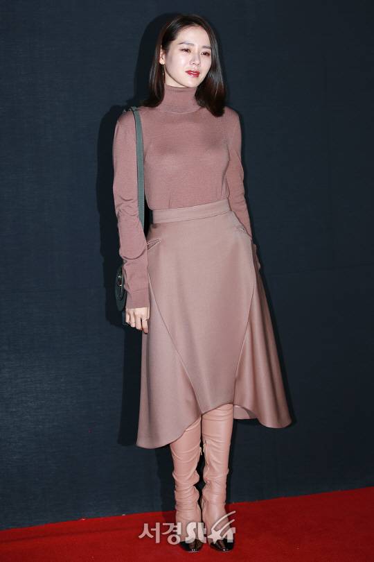 배우 손예진이 26일 오후 서울 강남구 한 복함분화공간에서 열린 패션브랜드 포토월 행사에 참석해 포즈를 취하고 있다.