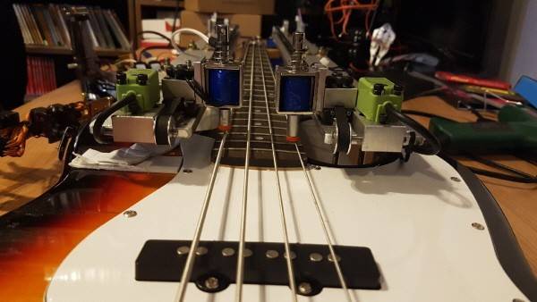 ‘재즈메카트로니카’ 자동 연주 로봇 전자베이스 파트. 사진=이모션웨이브아츠 제공