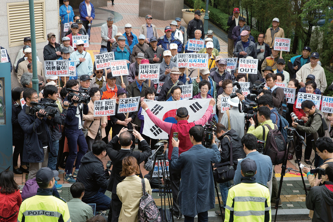 2016년 4월21일 오후 서울 용산구 시사저널사 앞에서 어버이연합 회원들이 집회를 열고 항의하고 있다. © 시사저널 이종현