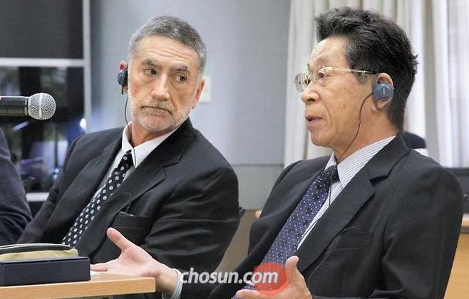 배리 거하트 교수와 이시다 미쓰오(오른쪽) 교수가 최근 한국의 임금 체계 개편에 대해 대담을 하고 있다. /고운호 기자