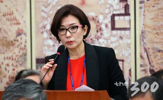 여명숙 게임물관리위원회 위원장이 19일 서울 여의도 국회에서 열린 교육문화체육관광위원회 문체부 소관 36개 산하기관 등에 대한 국정감사에서 의원들의 질의에 답하고 있다. 2017.10.19/뉴스1 <저작권자 © 뉴스1코리아, 무단전재 및 재배포 금지>