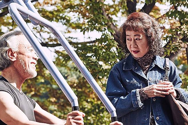 종묘공원 노인 성매매 다시 기승…전국 3년 새 3배 급증 - 출처=영화 ‘죽여주는 여자’ 스틸 이미지 종묘공원 노인 성매매 다시 기승…전국 3년 새 3배 급증 - 출처=영화 ‘죽여주는 여자’ 스틸 이미지