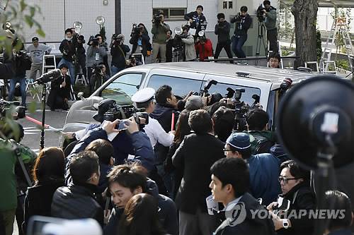 (도쿄 AFP=연합뉴스) 전날 일본 가나가와 현 자마 시의 한 아파트에서 9구의 시신 일부가 발견된 가운데, 1일(현지시간) 도쿄의 한 경찰서에서 사진기자들이 용의자로 체포된 27세 남성 시라이시 다카히로를 태운 경찰 승합차 주위를 둘러싸고 있다. 일본 언론은 용의자가 조사과정에서 "지난 8월 하순에 아파트로 이사 온 뒤 9명 전원을 살해했다"고 진술했다며 범행이 2개월간 이뤄졌다고 보도했다. lkm@yna.co.kr