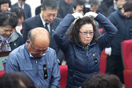 위령제에서 묵념이 진행되는 도중 한 유가족이 아들의 위패를 향해 하트를 만들어 보이고 있다. 장진영 기자
