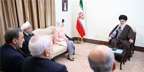 박근혜 전 대통령이 이란의 최고지도자 하메네이를 만나는 모습. (사진출처 : 이란 최고지도자 홈페이지)