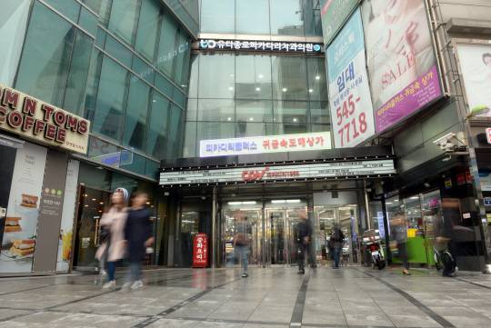 서울 종로3가 피카디리극장은 영화 ‘접속’의 주인공들이 PC통신을 통해 알게 된 후 사랑을 키워가는 주요 공간이다. 1997년 이 영화 개봉 당시 단관이었던 이 극장은 2004년 8개 관을 갖춘 멀티플렉스가 됐고, 이름도 CGV피카디리1958로 바뀌었다. 하지만 이 극장 앞은 여전히 ‘접속’에서처럼 누군가를 만나는 만남의 광장으로 애용되고 있다. 김선규 기자 ufokim@