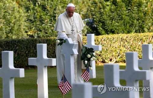 (로마 AFP=연합뉴스) 프란치스코 교황이 2일 이탈리아 로마 인근 도시 네투노에 있는 2차대전 참전 미군 전사자의 묘역을 찾아 헌화하고 있다.