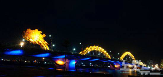 다낭의 랜드마크 용다리. 아름다운 야경과 함께 다양한 불쇼도 구경할 수 있다. (사진=투어벨 제공)