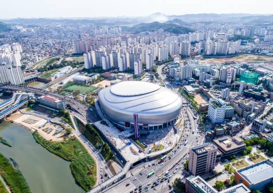 하늘에서 내려다 본 고척스카이돔. 국내 최초의 돔구장인 고척스카이돔은 달걀 모양의 미려한 평면과 입면 계획을 통해 돔으로서의 이미지를 잘 표현했다는 평을 받고 있다.