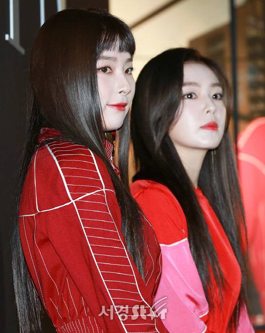 레드벨벳 슬기, 아이린이 7일 오후 서울 강남구 한 편집매장 앞 야외 포토월에서 열린 한 이탈리아 패션 하우스 브랜드의 팝업 매장 오픈 기념 포토월 행사에 참석해 포토타임을 갖고 있다.