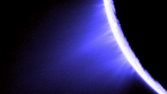 토성의 달 엔셀라두스의 지표면 사이로 뿜어져 나오는 액체 기둥 (사진=NASA)