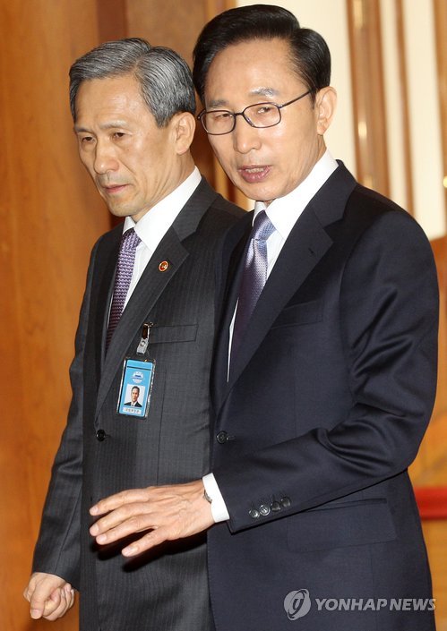 이명박 전 대통령(오른쪽)과 김관진 전 국방부 장관 [연합뉴스 자료사진]