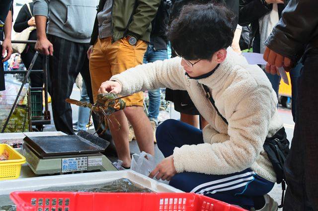 타이페이 재래 시장에서 주재료인 게를 고르고 있는 배종훈 영 셰프.