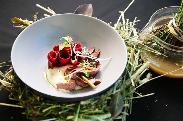 0김봉수 영 셰프의 소 염통 쌈.