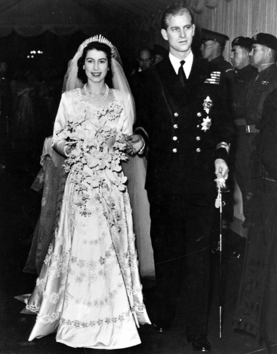 제2차 세계대전이 끝나고 2년 뒤인 1947년 런던 웨스트민스터 성당에서 결혼식을 올린 엘리자베스 여왕과 필립공. 전후 물자부족으로 배급제가 실시됐던 때라 당시 여왕의 웨딩드레스는 의류 쿠폰 300장으로 장만했다고 한다. [사진 중앙포토]