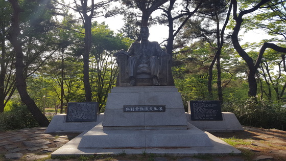 서울대공원의 인촌 김성수 동상은 독립운동기념단체 등의 철거 요구를 받고 있다.［사진 서울대공원］