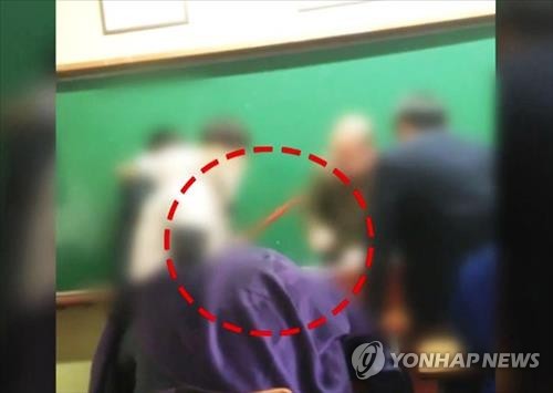 [이미지출처=연합뉴스] 2015년 12월 경기도 이천의 한 고등학교에서 고등학생들이 빗자루 등으로 기간제 교사를 폭행한 이른바 '빗자루 교사 폭행 사건'의 영상.