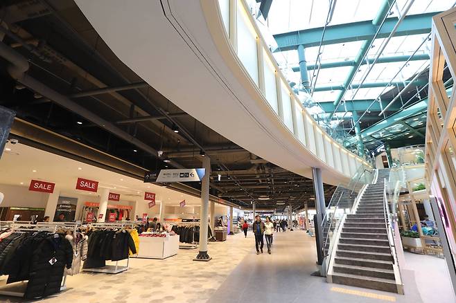 2층 아웃렛 매장까지 유리 천장을 통해 햇빛이 들어온다. 신인섭 기자