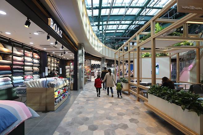 의류, 신발 등을 판매하는 2층 아웃렛 매장을 휴게소 방문객이 지나고 있다. 신인섭 기자