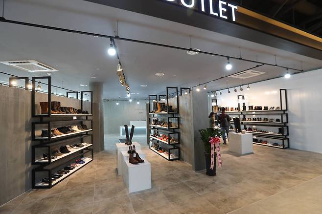 휴게소 2층에 있는 신발 아웃렛 매장. 신인섭 기자