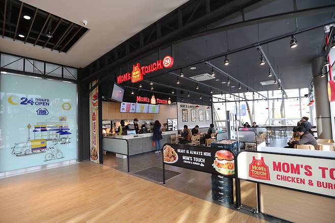 일산 방면 휴게소 1층의 패스트 푸드점도 실내로 들어와야 이용할 수 있다. 신인섭 기자