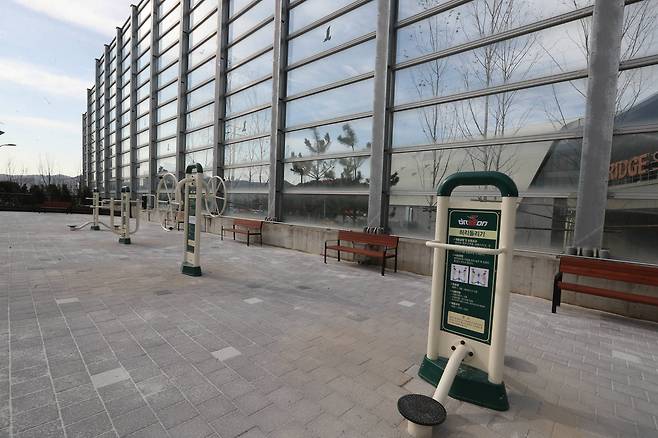 운전에 지친 몸을 풀기 위한 간이 운동기구가 휴게소 외부에 설치되어 있다. 신인섭 기자