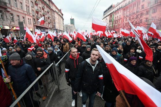 11일 바르샤바에서 열린 극우 시위 참가자들이 폴란드 국기를 들고 행진하고 있다. [EPA=연합뉴스]