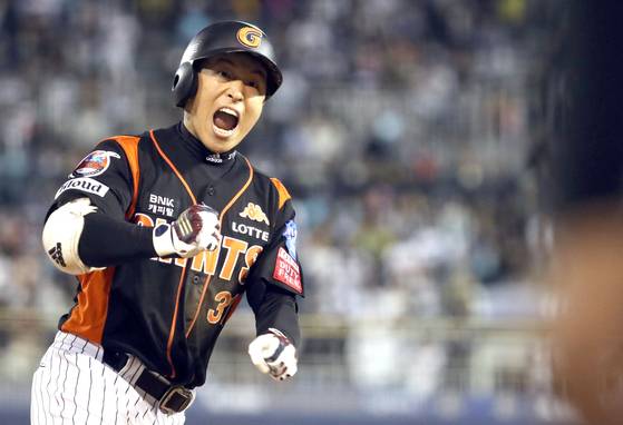 [손아섭 "진짜 가을야구" 손아섭 "진짜 가을야구" (창원=연합뉴스) 김동민 기자 = 11일 경남 창원시 마산회원구 마산야구장에서 열린 2017 KBO 포스트시즌 롯데 자이언츠와 NC 다이노스의 준플레이오프 3차전. 8회 초 1사 1루 상황 롯데 3번 손아섭이 2점 홈런을 친 후 그라운드를 돌고 있다. 2017.10.11 image@yna.co.kr/2017-10-11 22:11:03/ <저작권자 ⓒ 1980-2017 ㈜연합뉴스. 무단 전재 재배포 금지.>