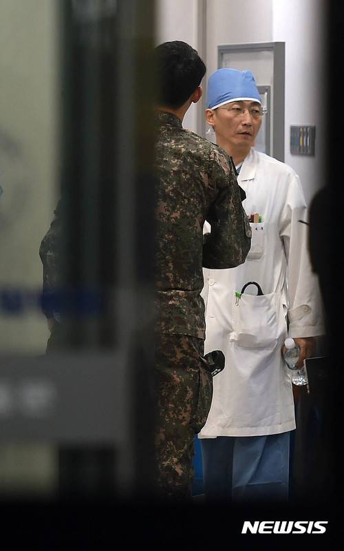【수원=뉴시스】이정선 기자 = 13일 오후 판문점 공동경비구역(JSA) 지역으로 한 북한 군인이 귀순, 경기 수원 아주대학교병원 경기남부 권역외상센터로 이송 된 것으로 알려진 가운데 이국종 센터장이 수술을 준비하고 있다.해당 북한군은 귀순 과정에서 북한군의 총격을 받고 부상한 상태로 긴급 후송되었다. 2017.11.13. ppljs@newsis.com