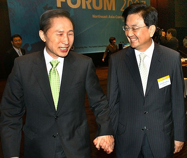 ⓒ연합뉴스 2007년 9월10일 ‘J-글로벌 포럼 2007’에 참석한 이명박 당시 한나라당 대선 후보와 홍석현 <중앙일보> 회장(오른쪽)이 손을 맞잡고 활짝 웃고 있다.