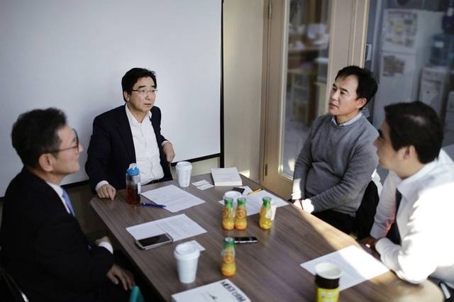 ▲ <MB의 비용>(알마 펴냄) 공저자들. 왼쪽부터 김용진 서강대 교수, 유종일 KDI 국제정책대학원 교수, 고기영 한신대 교수, 박세열 <프레시안> 편집국장. ⓒ프레시안(최형락)