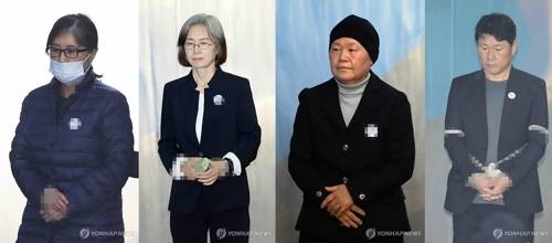 (서울=연합뉴스) 윤동진 기자 = 14일 오전 서초구 서울고등법웝에서 열린 정유라씨의 이화여대 입학 및 학사 특혜 관련 항소심 선고에 출석하기 위해 최순실씨와 최경희 전 이화여대 총장, 김경숙 전 신산업융합대학장, 남궁곤 전 입학처장이 호송차에서 내려 법정으로 향하고 있다. 2017.11.14 mon@yna.co.kr(끝)