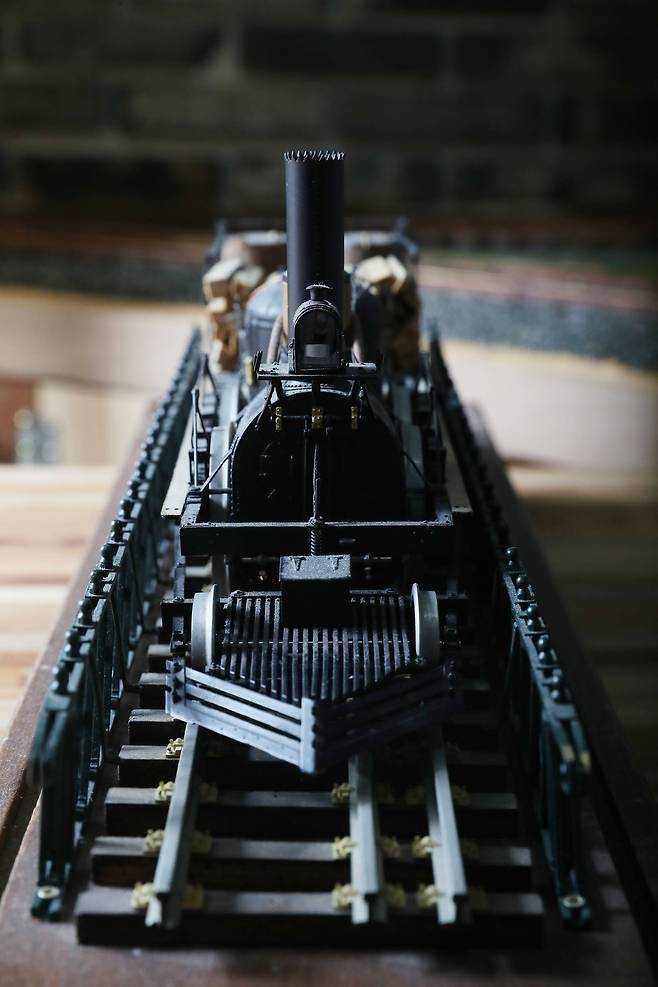 이현만 씨가 제작한 'JOHN BULL' 목탄 증기 기관차 모형. 워싱턴 DC 역사 박물관에 전시된 기관차처럼 울타리까지 재현했다. 우상조 기자